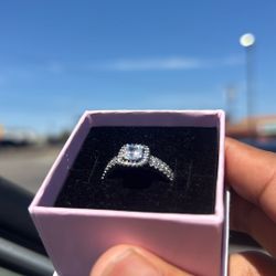 Sterling silver ring with clear cubic zi 