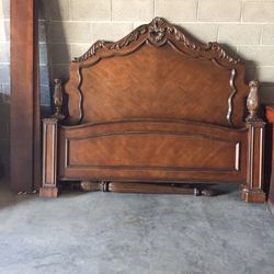 🌺🌹BEAUTIFUL KING SIZE BED WITH POSTS-SOLID WOOD 🌺🌹