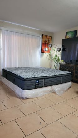 VERY NICE KING SIZE SEALY POSTUREPEDIC MATTRESS AND BOXSPRINGS FOR SALE! IN GREAT CONDITION, FREE DELIVERY
