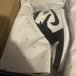 “NEW” Black/ Pearl white Jordan 1 (size 10) New In Box