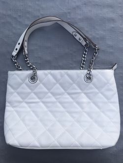 “C” Purse. White/ Beige. Zippered. Straps.