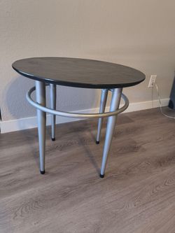Round decorative table