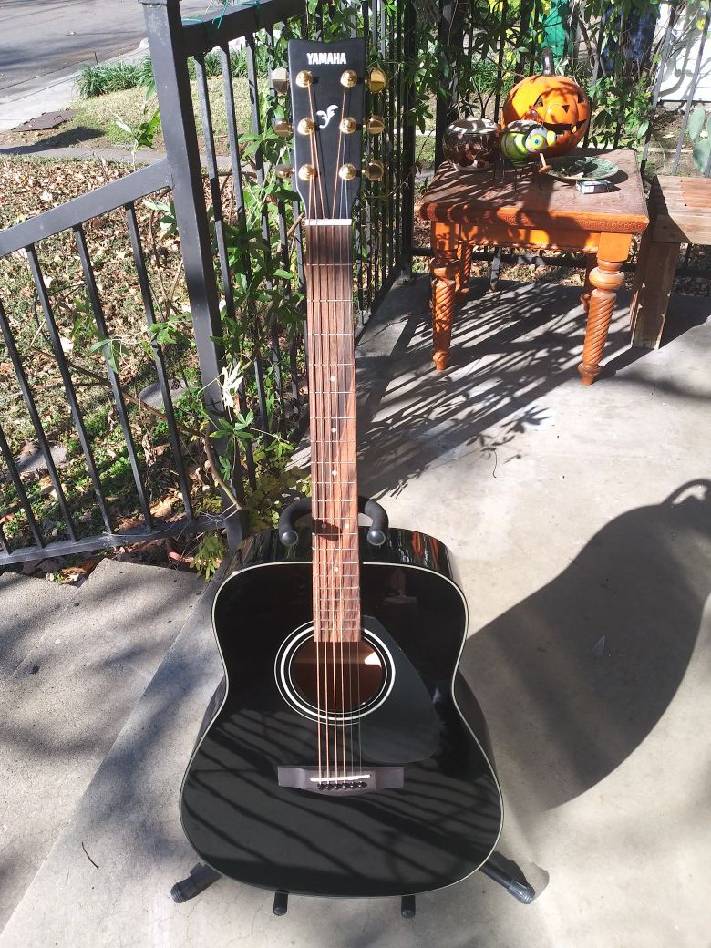 Mint Yamaha F335 black acoustic guitar with padded gig bag and accessories
