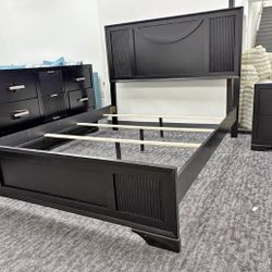 🎄ALL BLACK QUEEN SIZE 4 PIECE SET WITH  QUEEN BED, 9 DRAWER DRESSER , NIGHTSTAND AND MIRROR $799!