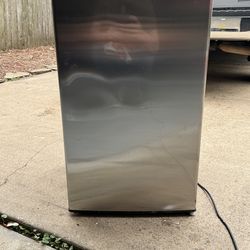 Mini Fridge - lightly Used