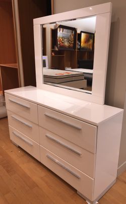 Dresser with 6-drawers and mirror