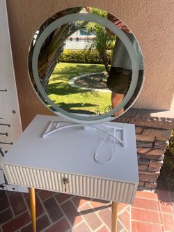 Nightstand/desk w/lighted mirror