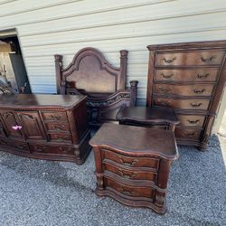 $1,200 9-PIECE BEDROOM SET Adjustable to KING/QUEEN 