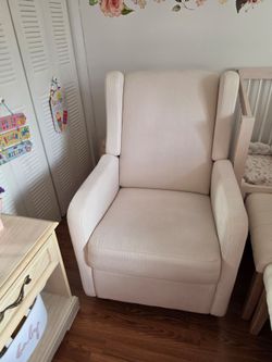 Cream Nursery Recliner Chair – Fully Reclines / Sillón Reclinable para Nursery – Se Reclina Completamente