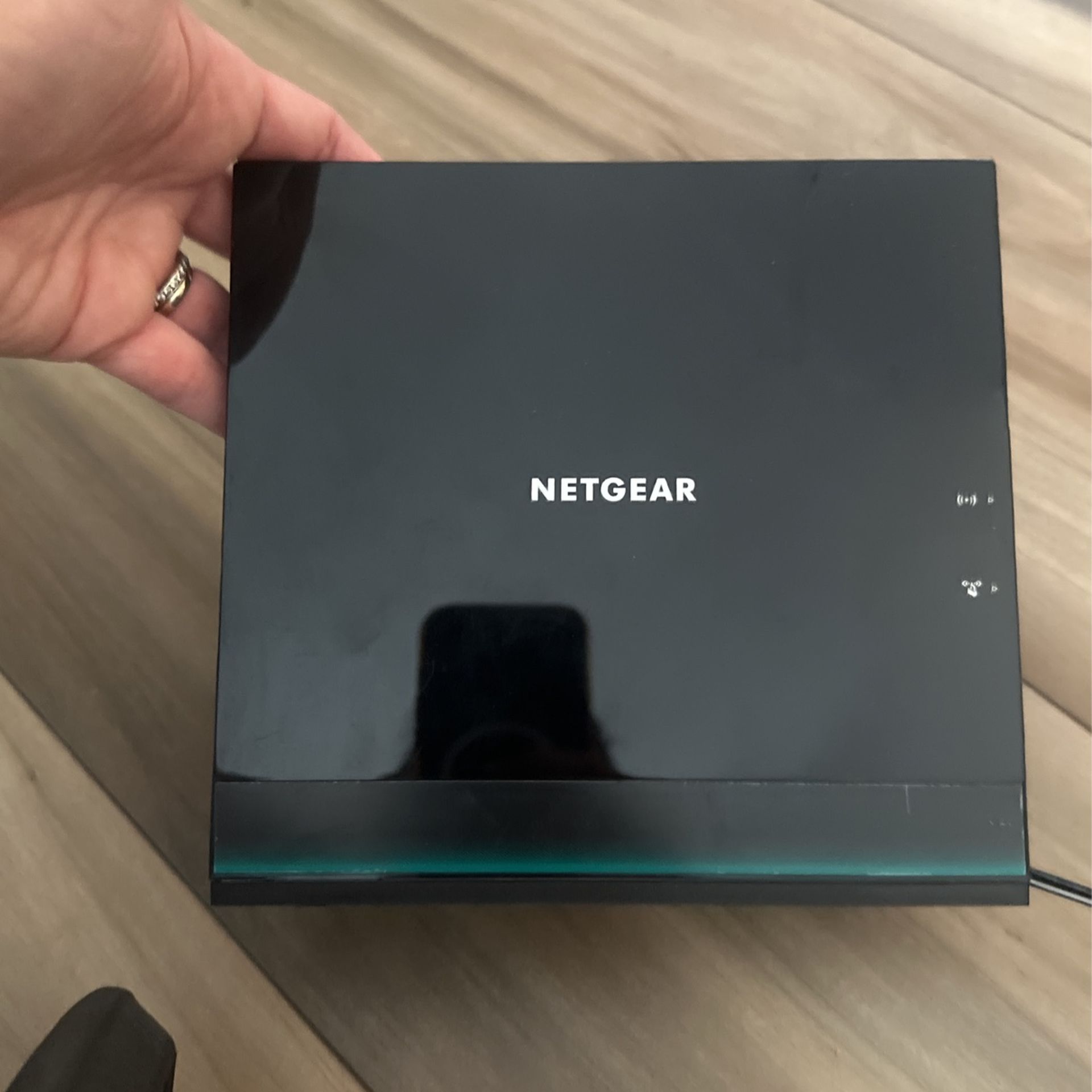 Neatgear R6100 WiFi Router