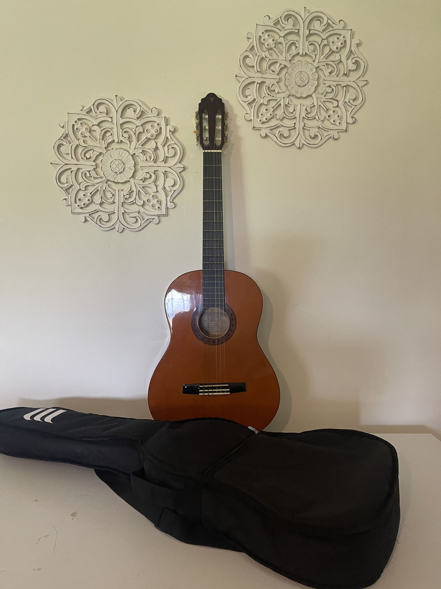 Valencia Acoustic Guitar Six String Full Body Comes With Guitar Bag CG160 