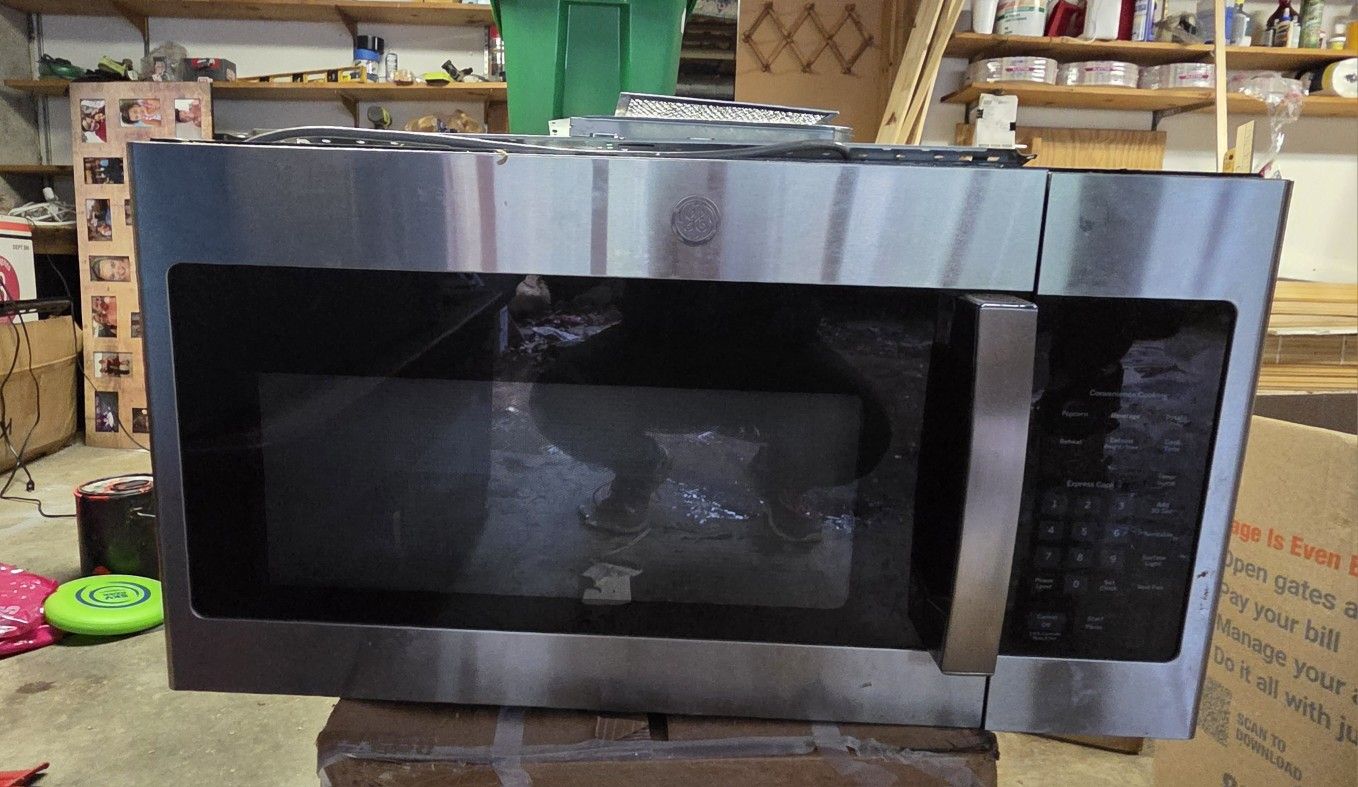 GE Microwave - Above Range