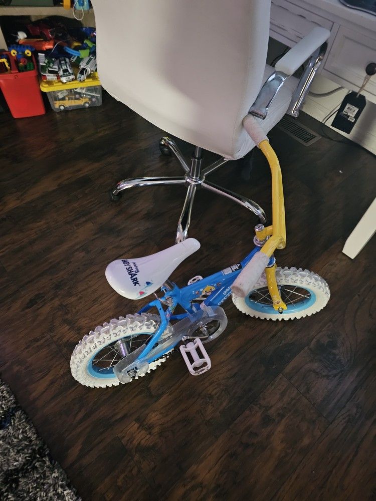 Toddler Baby Shark Bike With Training Wheels Great Condition