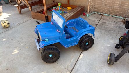 Kids ride on Jeep blue
