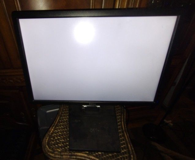 Dell P2213T LCD, LED, Monitor 24 IN.