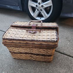 Picnic Basket Woth Utensils
