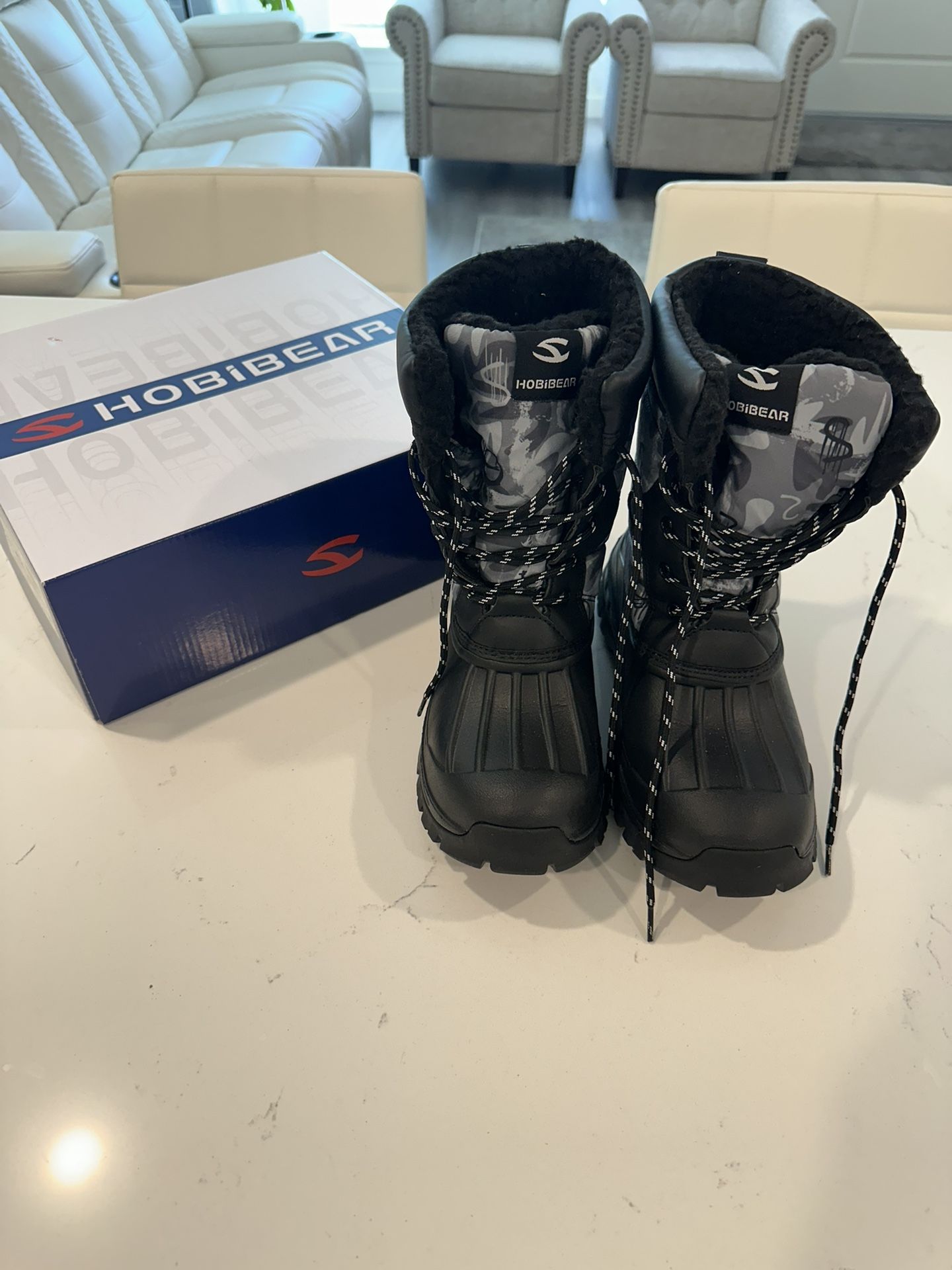 Hobibear boys snow boots size 5 youth, equivalent to size 7.5 in women’s