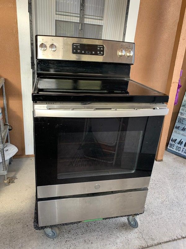 Ge Stainless Steel Electric Range Stove In Good Condition For Sale