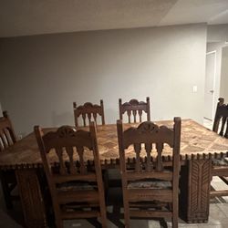 Table with 6 Chairs.