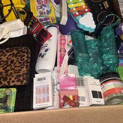 Vendo caja de mercadería  para enviar a sus países  esta lleva trastes  asecorios  cosas eléctricas  i cosas de cuerpo como cremas shampoo i cosas de 