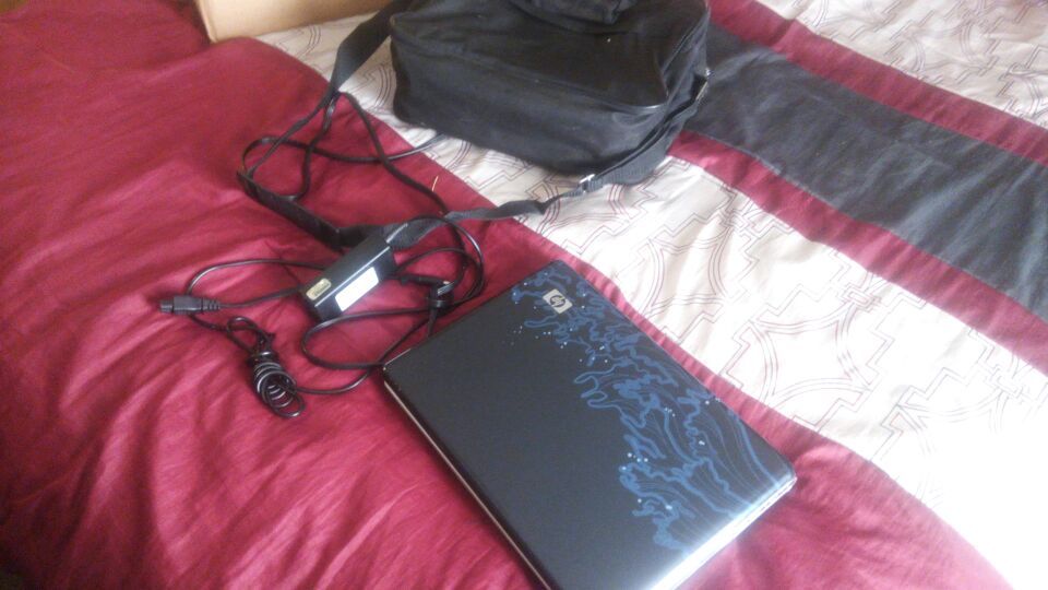 HP computer charger and carrying bag