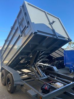 Scissor lift dump trailer