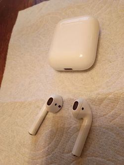AIRPODS ONLY THE RIGHT SIDE WORKS $20 PICK UP IN SUN VALLEY