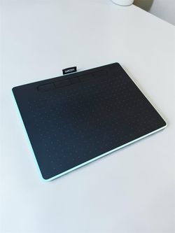 Wacom Intuos Medum 8.5" x 5.3" Bluetooth Graphics Tablet - Pistachio Green