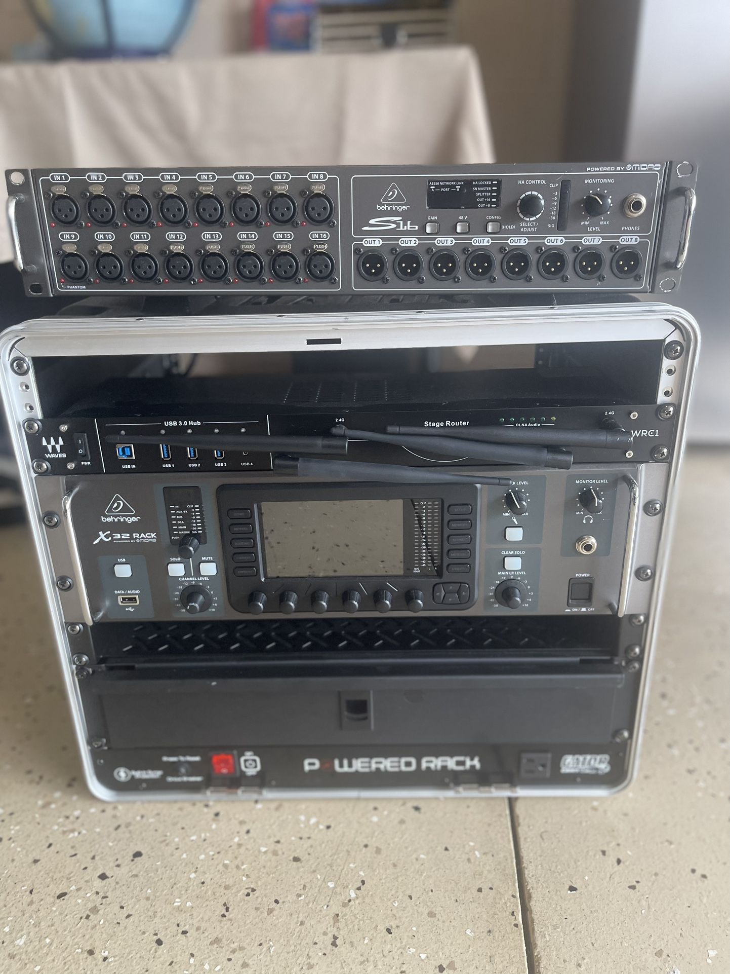 Behringer X32 Rack w/ Travel Case