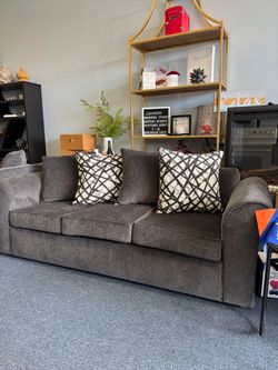 LIVING ROOM SET ((LOVESEAT AND SOFA)) PILLOWS INCLUDED 