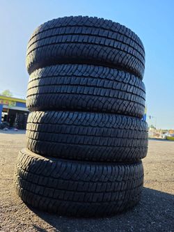 245 75 17 Michelin tires Con 80% de Vida Las 4