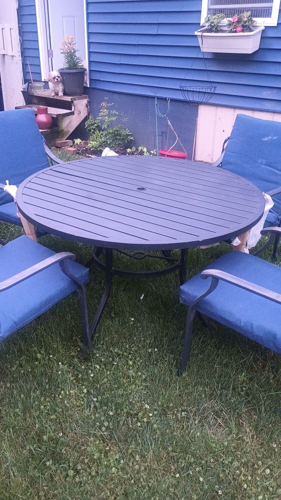 Mesas De Patio Con Sus Sillas Y Cojines
