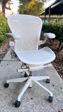 HERMAN MILLER AERON WHITE MINERAL
