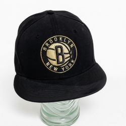 New Era 59FIFTY Brooklyn Nets New York Fitted hat Size 7 3/8 Rare new no
tags.
100% Wool.
Fitted, size 7 3/8. Black with gold tone embroidered logo.