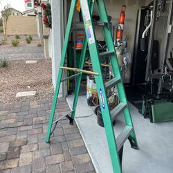 Fiberglass Stepladder 