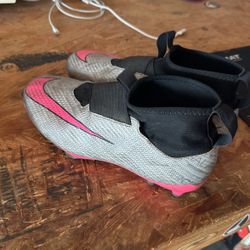 Nike Soccer Cleats. 75% Tread Left Youth 6