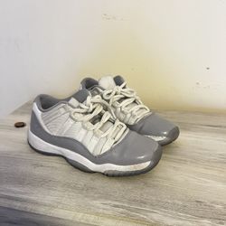 Jordan 11 Retro Low Cement grey