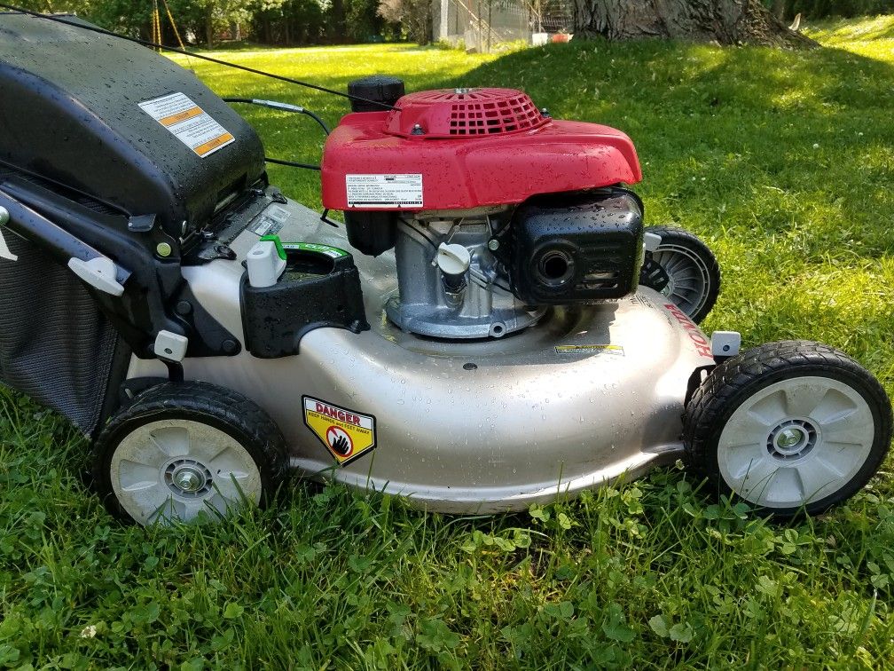 21 Inch Honda Mower 3 In 1 System Twin Blade Advatvantage With Bagger for Sale in Livonia, MI