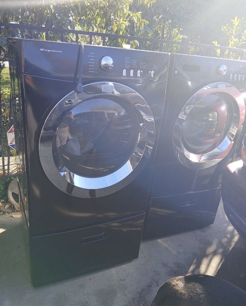 Frigidaire washer & gas dryer set
