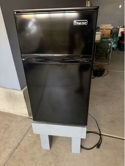 Magic Chef Mini Fridge with stand.