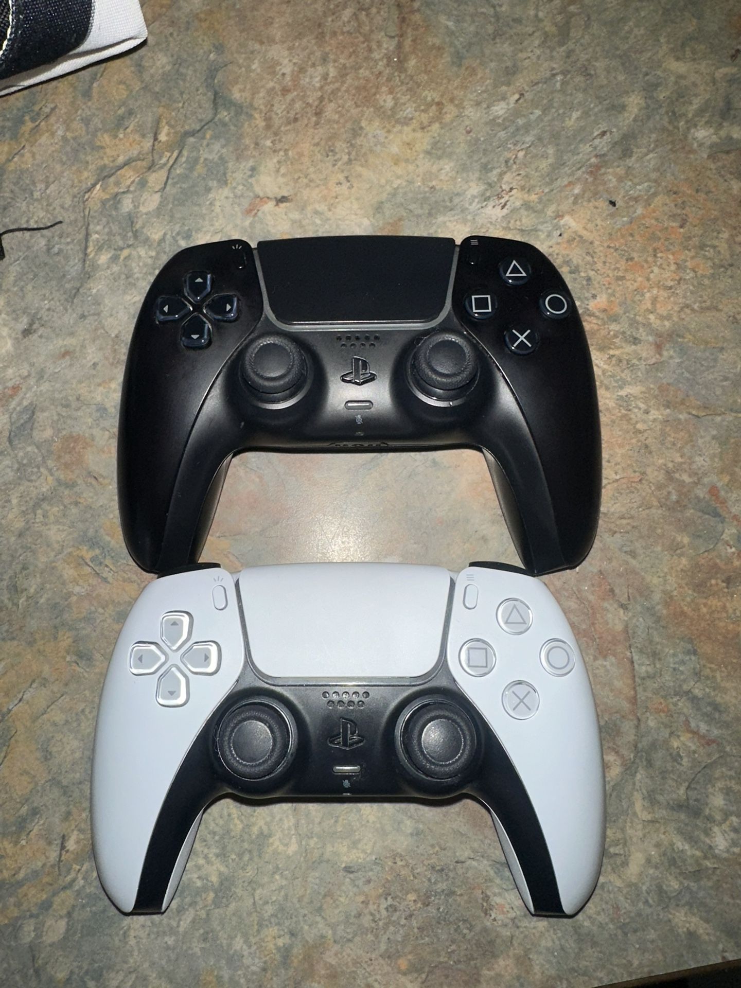 2 ps5 controllers