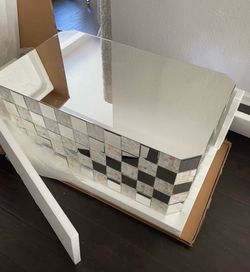 MIRROR COFFEE TABLE PICK UP TODAY