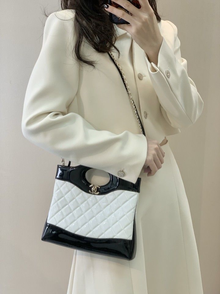 50% discount off! white CHANEL shoulder bag