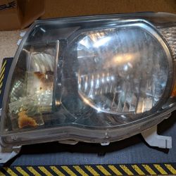 2005-2011 Toyota Tacoma Left Headlight (Used, See Description)