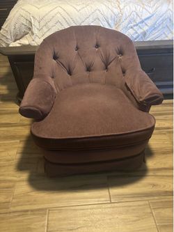 Barrel chair on casters LIKE NEW!
