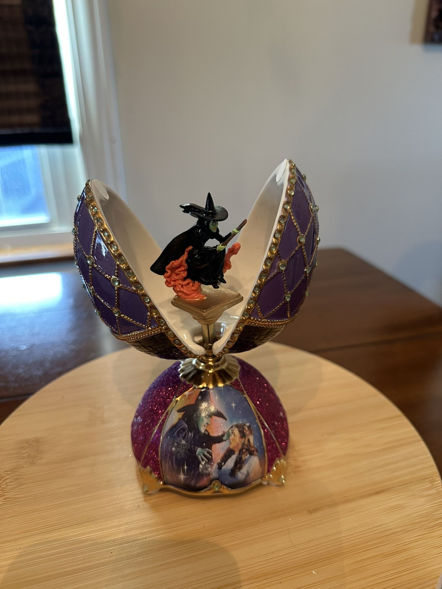 UNIQUE Wizard of Oz Wicked Witch Faberge-style music box - Bradford Exchange