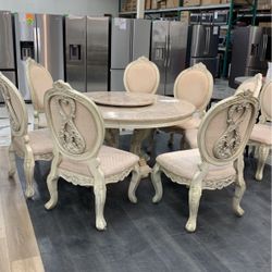 Elegant Round Table Set 