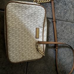 Michael Kors Jet Set Large Crossbody with adjustable straps in color vanilla. (Cream and Brown)