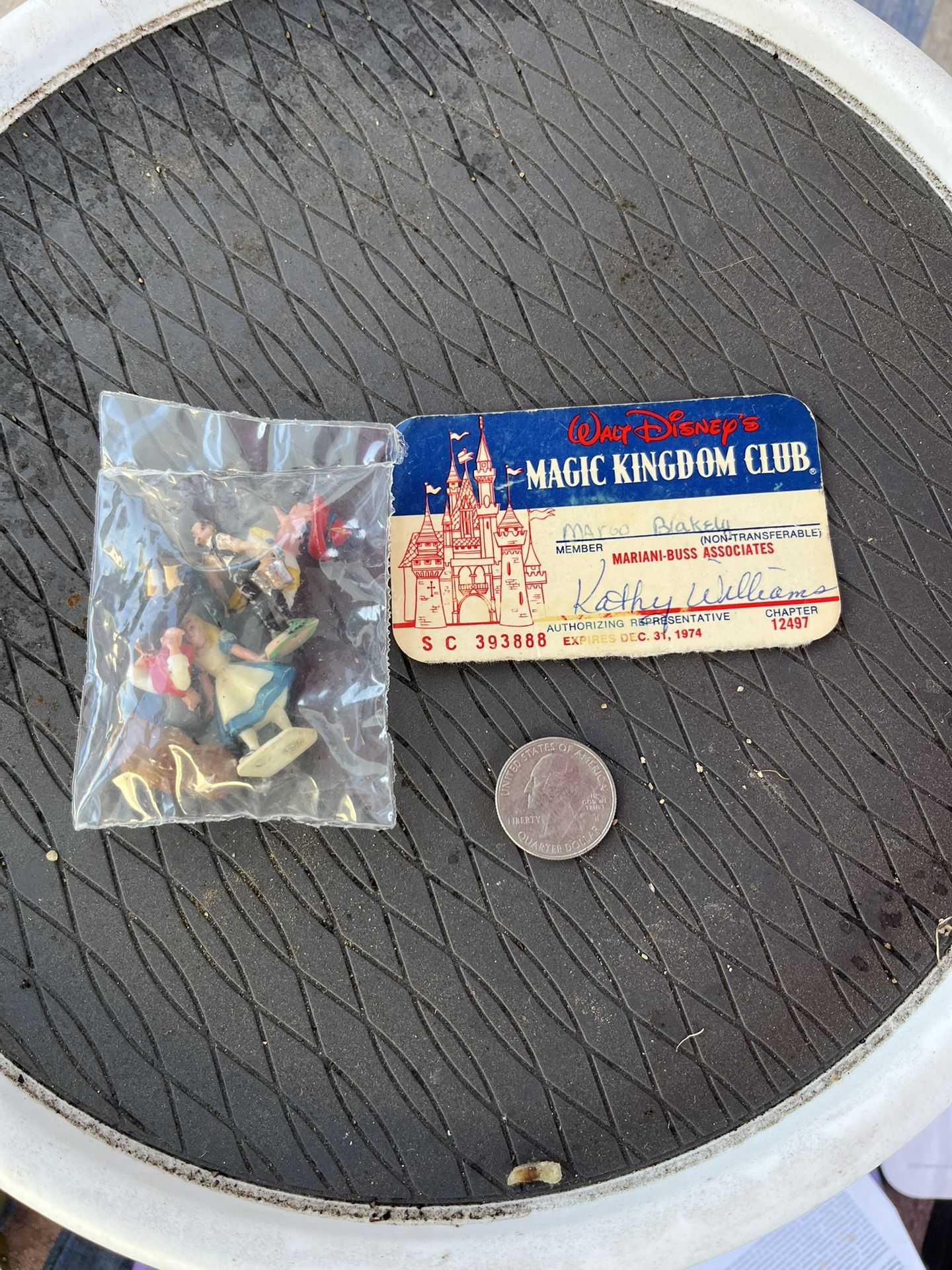 Walt Disney Collectibles Lot – 1974 Magic Kingdom Club Card + Miniature Figures (Alice, Pinocchio & More) Fun mixed lot of vintage Walt Disney memora