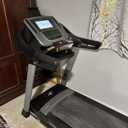 LIKE NEW -NordicTrack C 1650 Treadmill